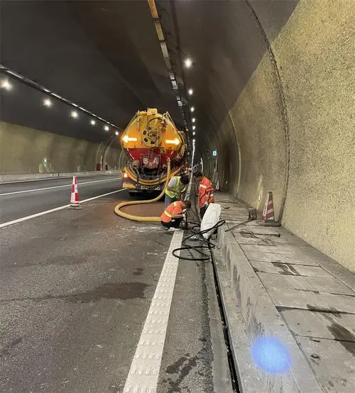 中堂镇隧道排水渠清淤